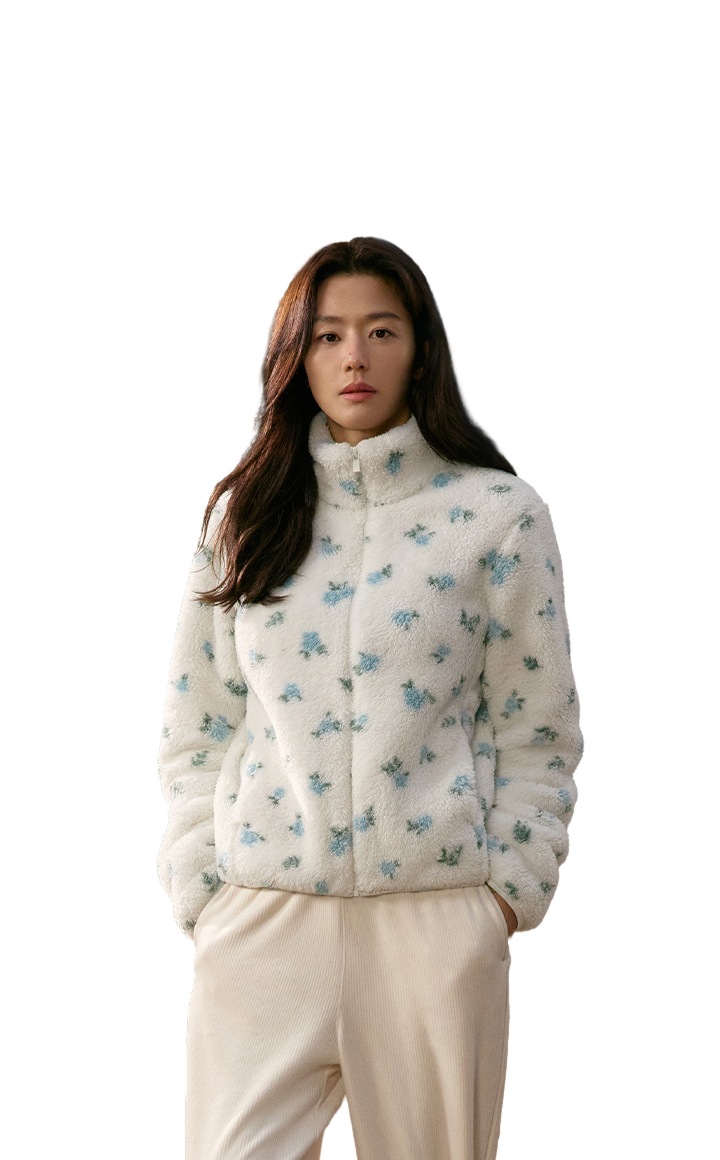 플라워 패턴 플러피 플리스 집업을 입은 여성 모델 누끼 컷