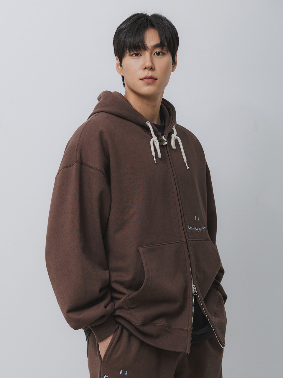 스마일 자수 로고 2WAY 버튼 후드집업 브라운 BK7985