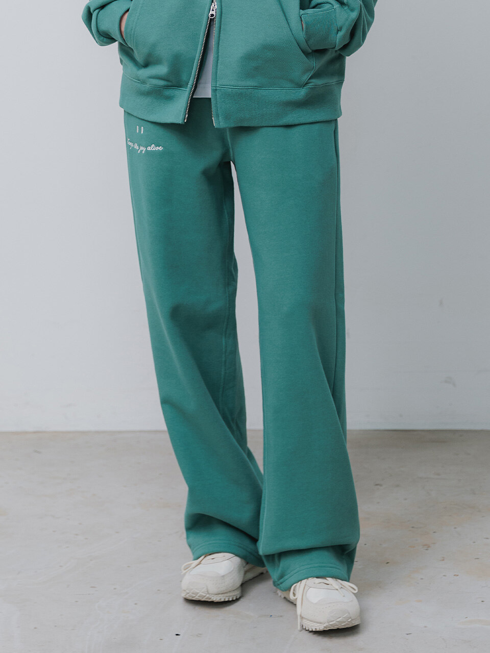 스마일 자수 로고 세미와이드 스웨트 팬츠 그린 BK9985