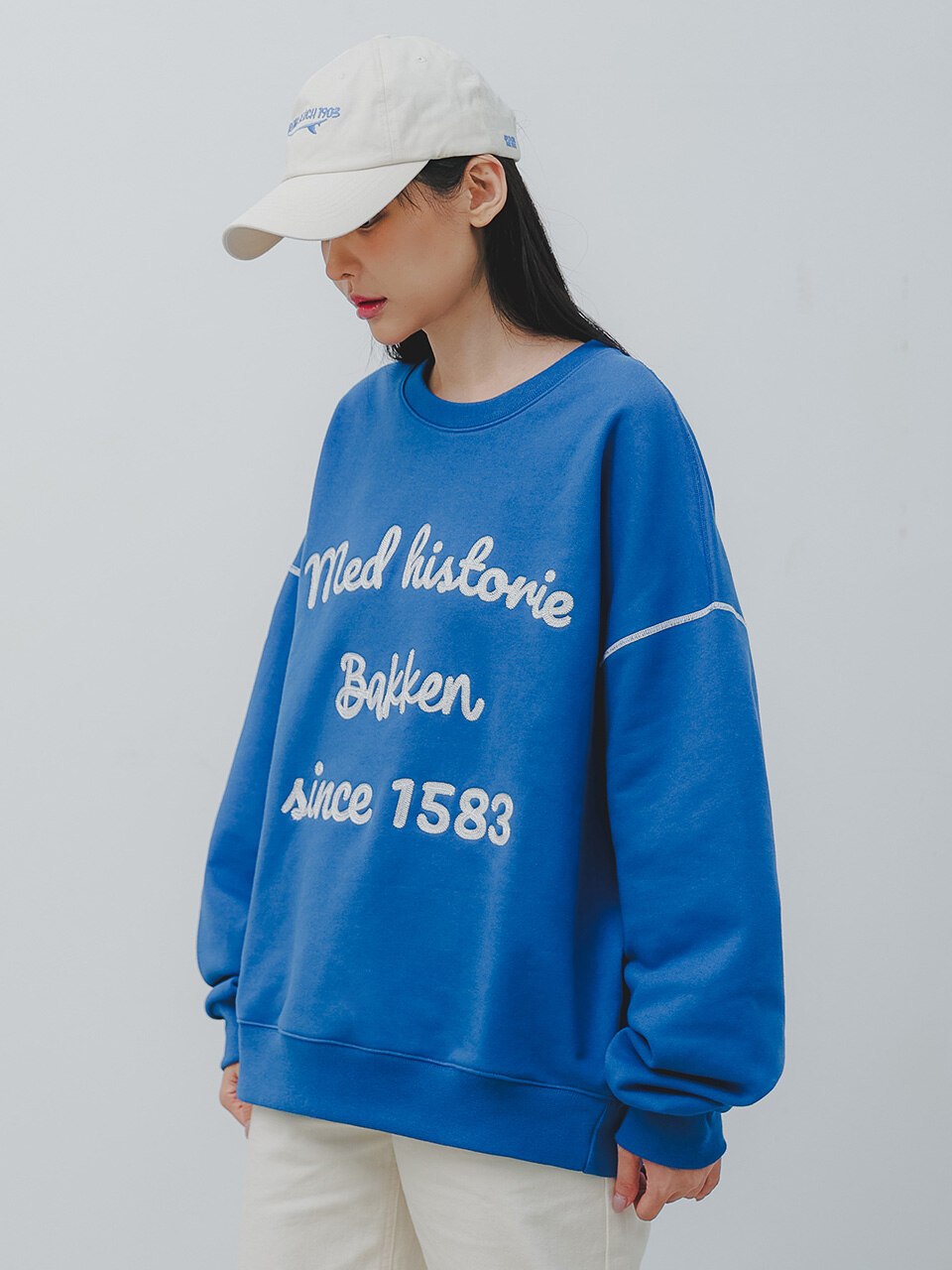 Med Historie 스웨트셔츠 코발트블루 BK5977