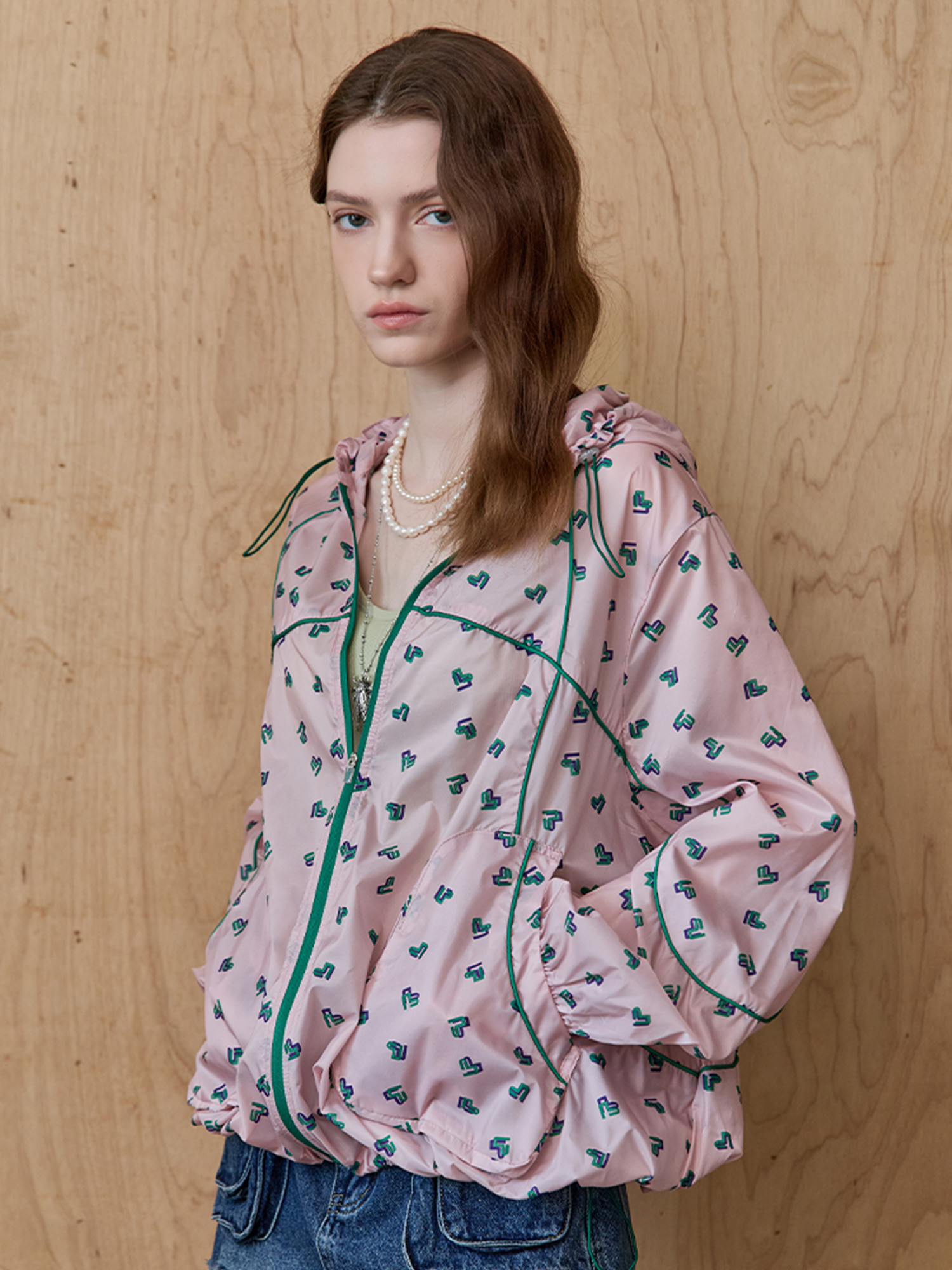 하트 패턴 배색 라인 후드 윈드 점퍼