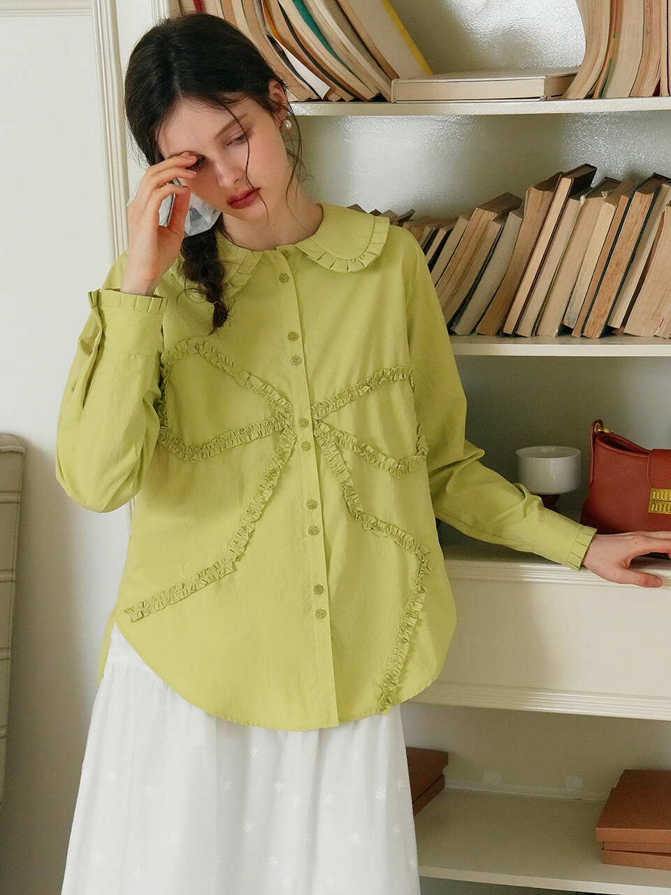 Cest_Ruffle back ribbon collar shirt