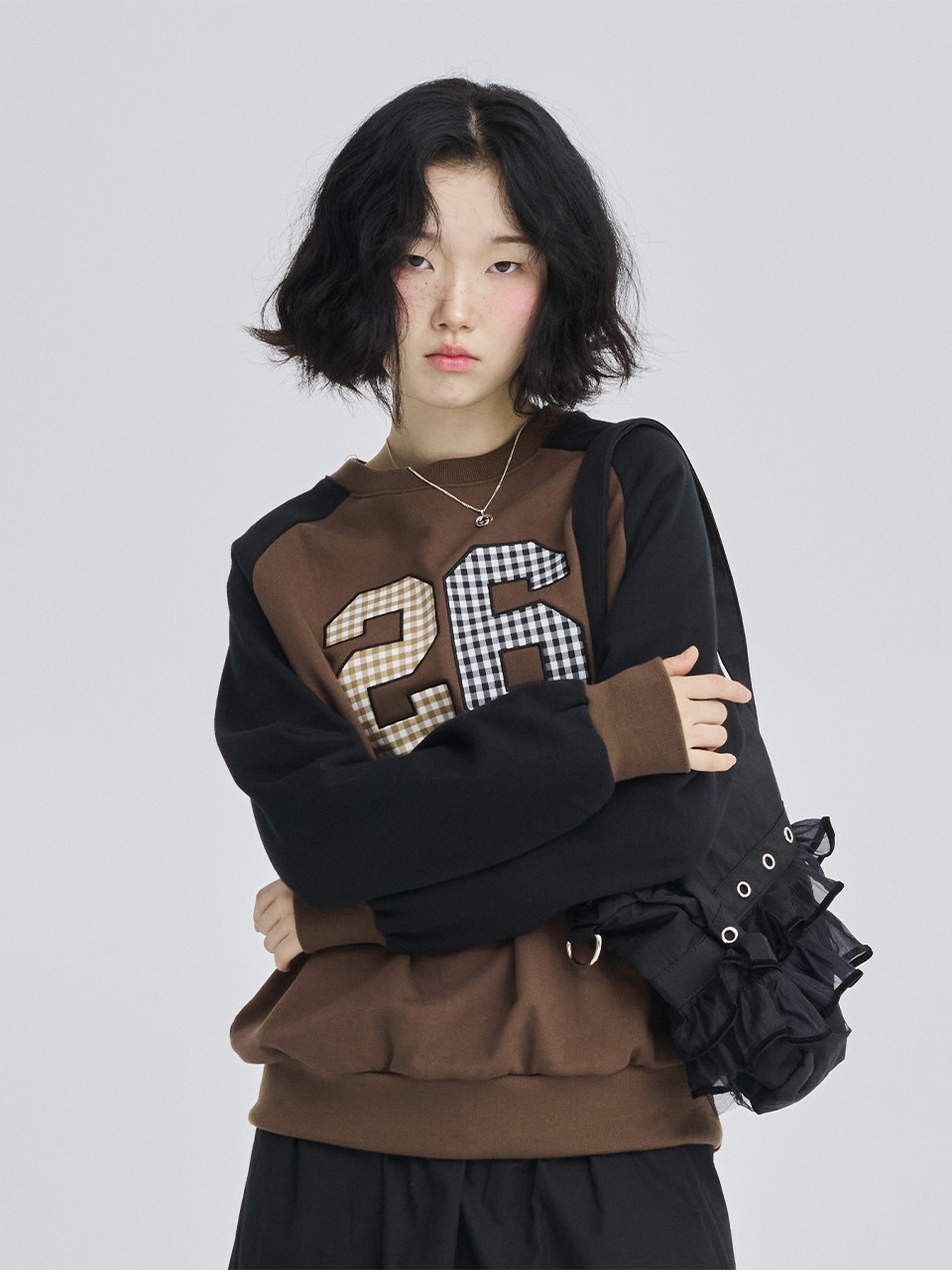 26 패치 자수 라글란 스웻셔츠 브라운