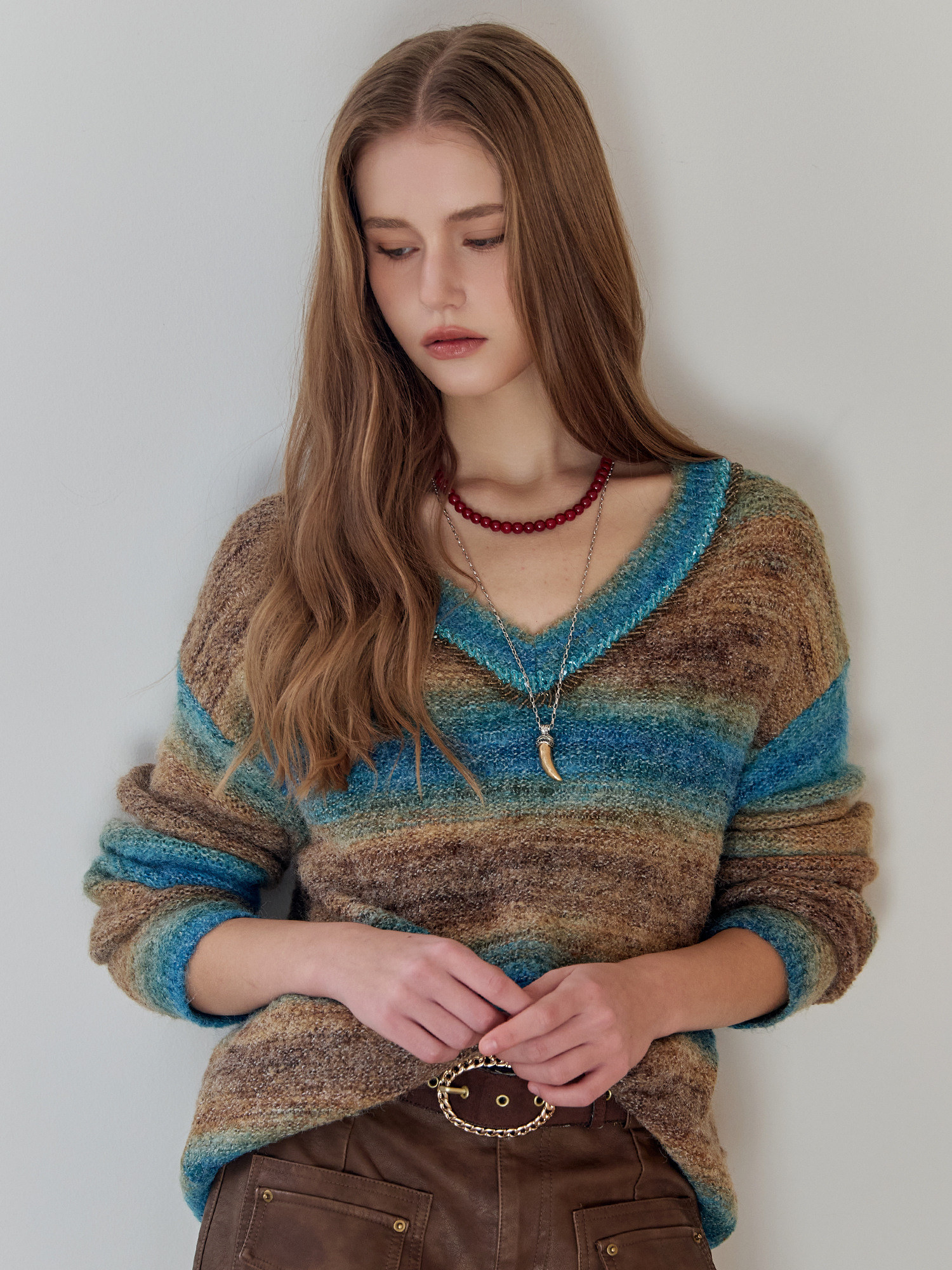 그라데이션 스트라이프 비즈 브이넥 니트