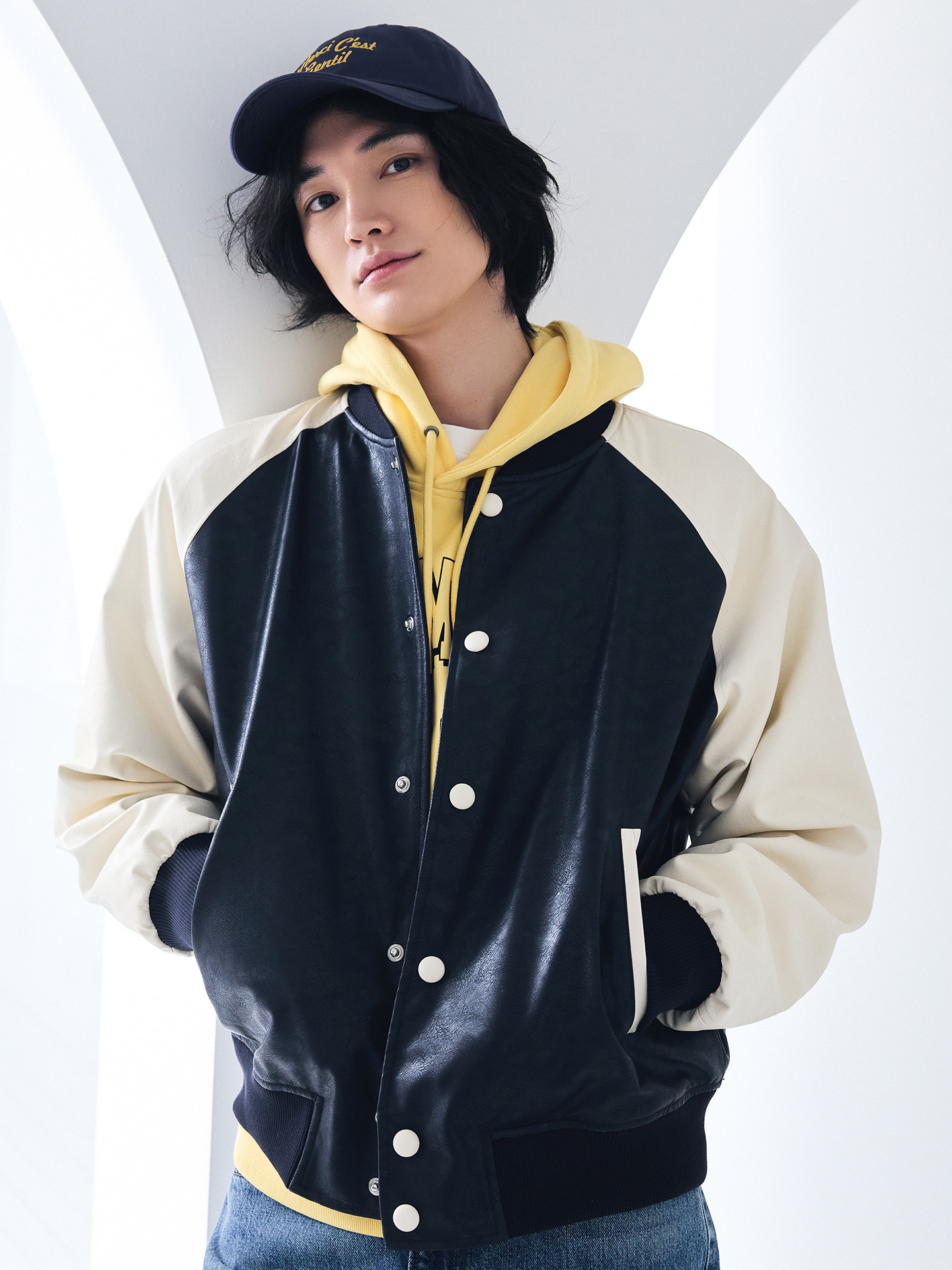 남성) 비건 레더 바시티 점퍼