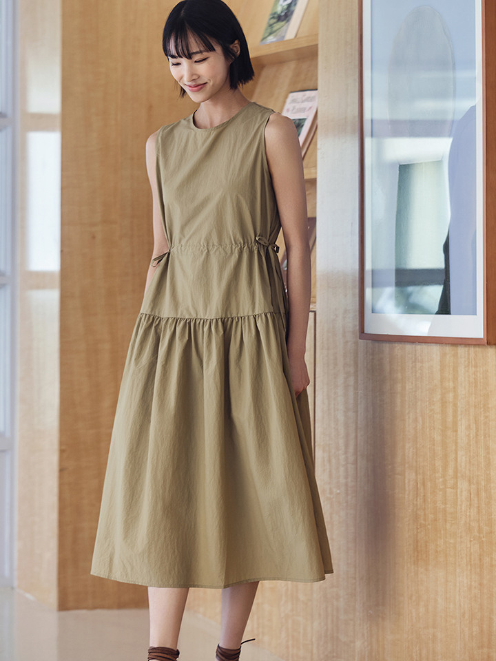 여성) 쿨터치 티어드 슬리브리스 원피스