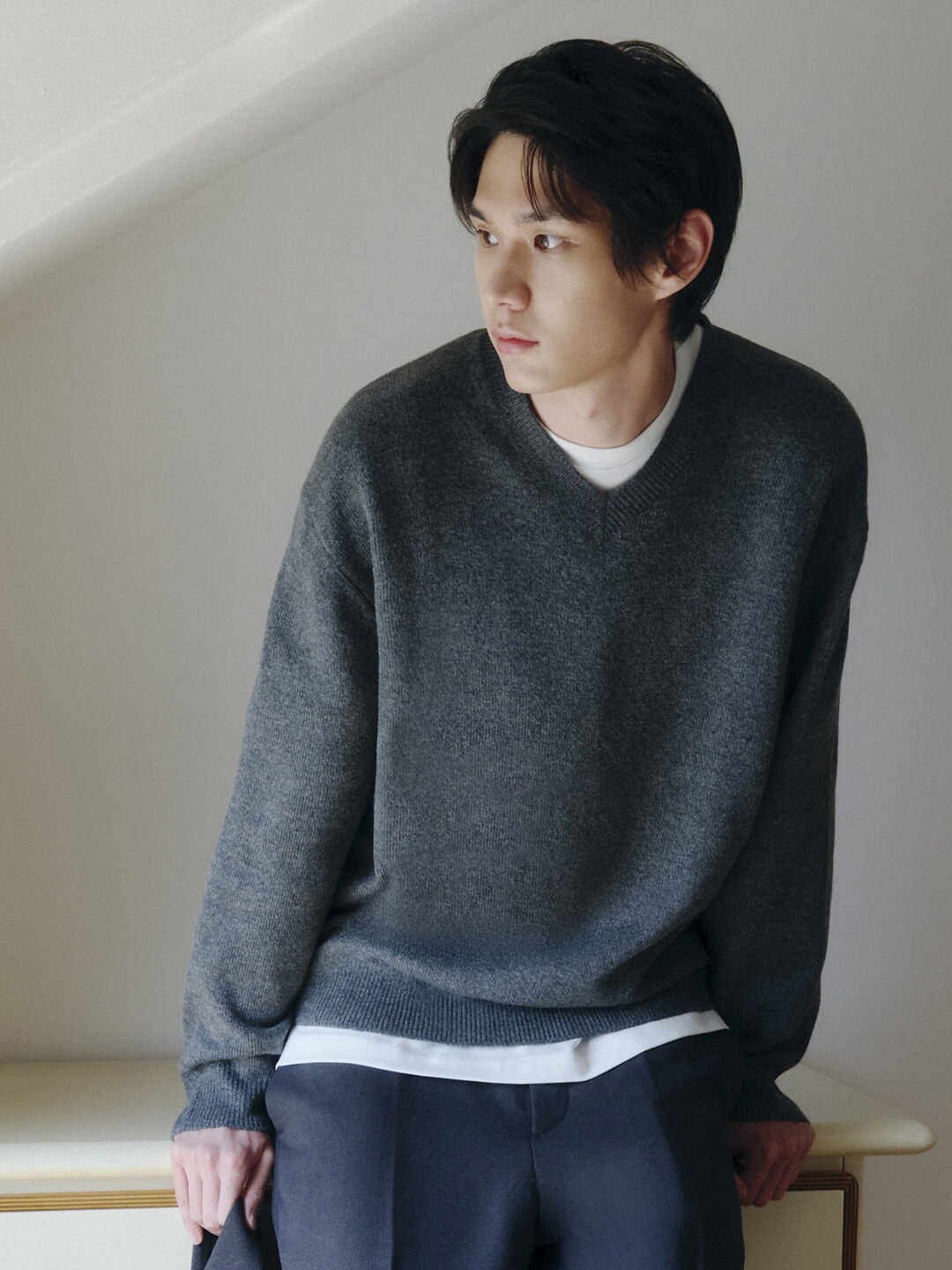 남성) 커스터드얀 브이넥 스웨터
