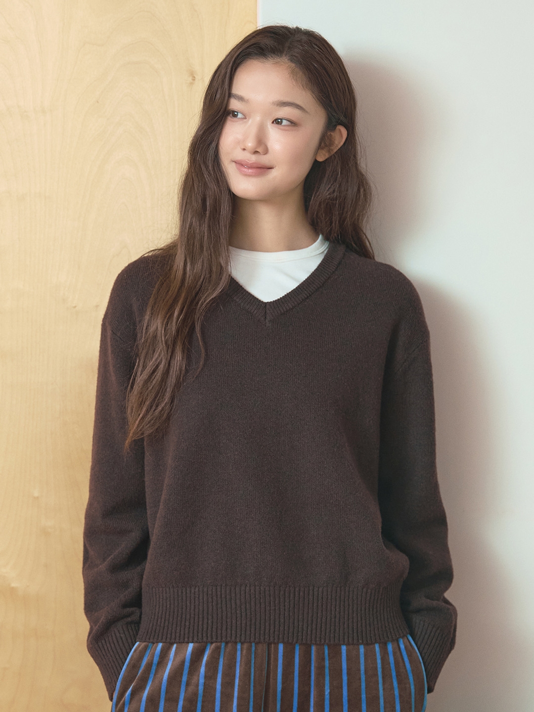 여성) 커스터드얀 브이넥 스웨터