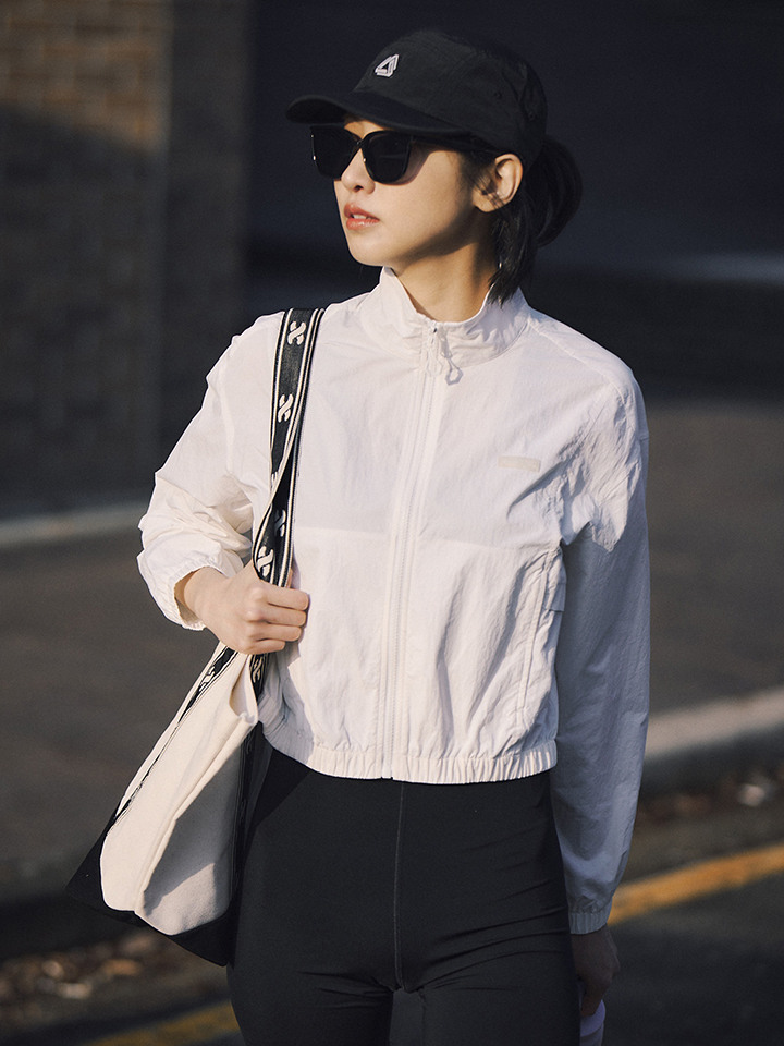 여성) 무브 경량 하이넥 크롭 바람막이